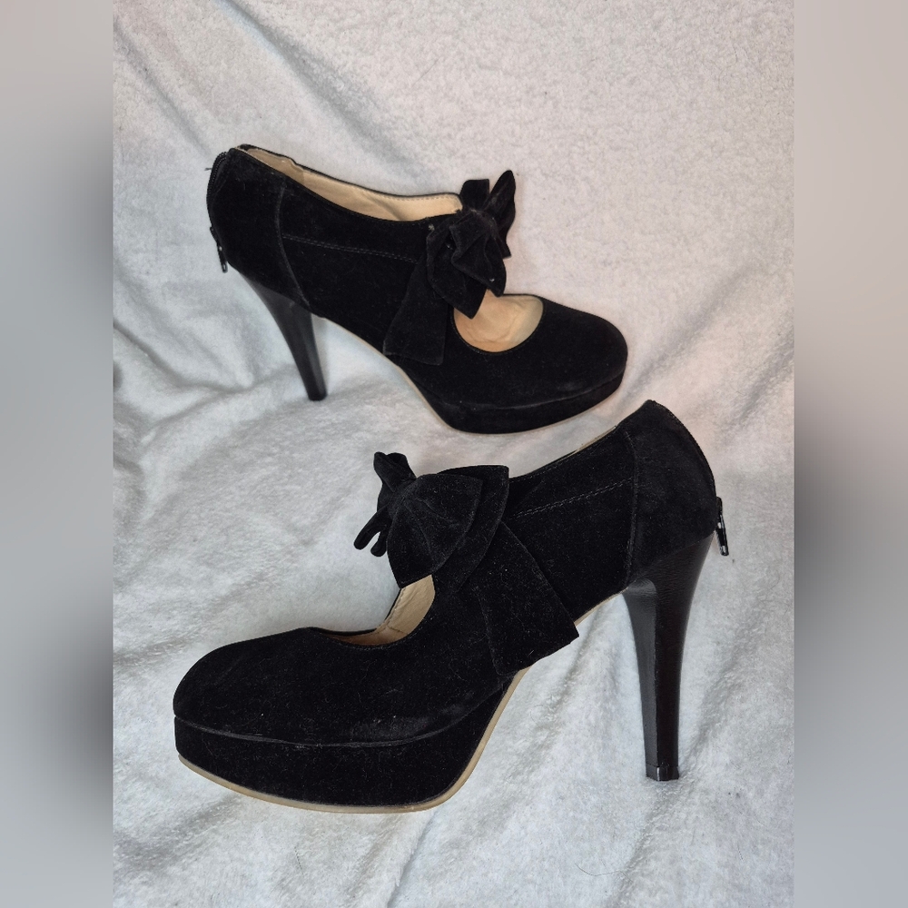 Elegant Black Velvet Women's Pumps with Bow
